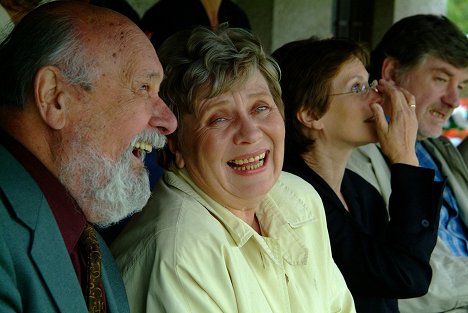 František Řehák, Jaroslava Obermaierová, Marta Vančurová, Vladimír Kratina - Náves - Poslední láska - Filmfotos