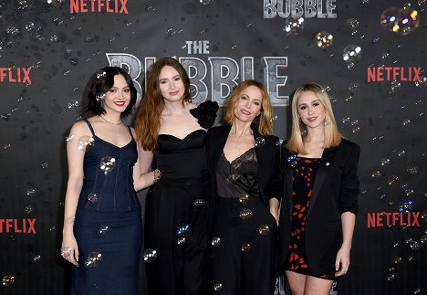 "The Bubble" Photo Call at Four Seasons Hotel Los Angeles at Beverly Hills on March 05, 2022 in Los Angeles, California - Iris Apatow, Karen Gillan, Leslie Mann, Maria Bakalova - V bublině - Z akcí