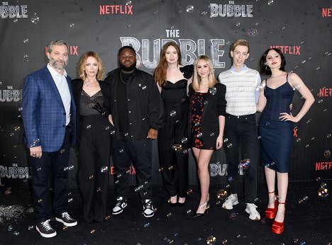 "The Bubble" Photo Call at Four Seasons Hotel Los Angeles at Beverly Hills on March 05, 2022 in Los Angeles, California - Judd Apatow, Leslie Mann, Samson Kayo, Karen Gillan, Maria Bakalova, Harry Trevaldwyn, Iris Apatow - The Bubble - Events