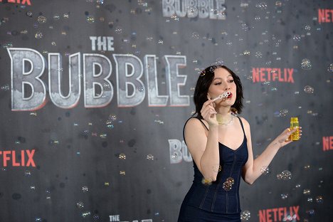 "The Bubble" Photo Call at Four Seasons Hotel Los Angeles at Beverly Hills on March 05, 2022 in Los Angeles, California - Iris Apatow - V bublině - Z akcií