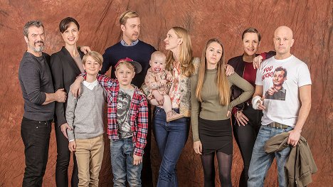 Dragomir Mrsic, Petra Mede, Jacob Lundqvist, Frank Dorsin, Erik Johansson, Vera Vitali, Amanda Lindh, Regina Lund, Fredrik Hallgren - Die Patchworkfamilie - Säsong 2 - Werbefoto