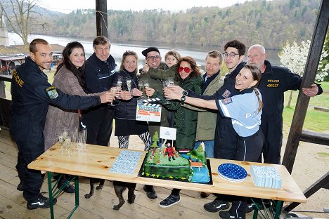 Filip Tomsa, Václav Vydra nejml., Lucie Paulová, Vojtěch Moravec, Mikuláš Moravec, Sandra Nováková, Matěj Hádek, Marek Adamczyk, Šárka Krausová, Zdeněk Velen - Pod hladinou - Van de set