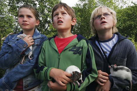 Celine Louise Dyran Smith, Thomas Saraby Vatle, Luis Engebrigtsen Bye - Sven en zijn rat en het UFO mysterie - Van film