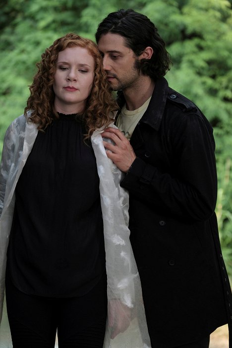 Madisen Beaty, Hale Appleman - The Magicians - Escape from the Happy Place - Van film
