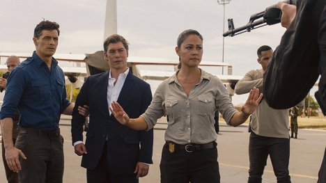 Enver Gjokaj, Jason Downs, Vanessa Lachey - Agenci NCIS: Hawaje - Switchback - Z filmu