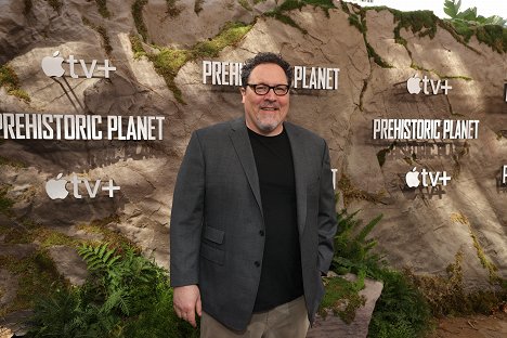 Apple’s “Prehistoric Planet” premiere screening at AMC Century City IMAX Theatre in Los Angeles, CA on May 15, 2022 - Jon Favreau - Prehistorická planeta - Z akcií