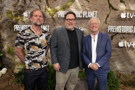 Apple’s “Prehistoric Planet” premiere screening at AMC Century City IMAX Theatre in Los Angeles, CA on May 15, 2022 - Tim Walker, Jon Favreau, Mike Gunton - Planète préhistorique - Événements
