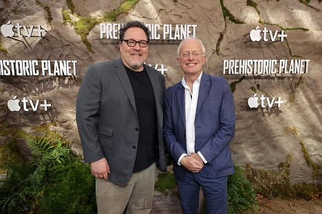 Apple’s “Prehistoric Planet” premiere screening at AMC Century City IMAX Theatre in Los Angeles, CA on May 15, 2022 - Jon Favreau, Mike Gunton - Prehistorická planeta - Z akcií