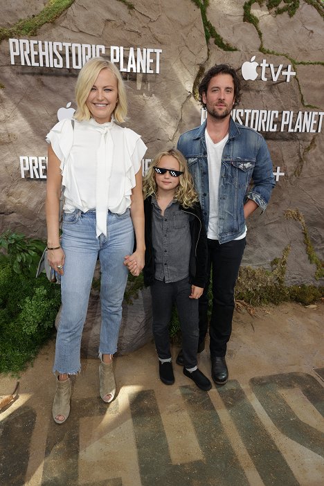 Apple’s “Prehistoric Planet” premiere screening at AMC Century City IMAX Theatre in Los Angeles, CA on May 15, 2022 - Malin Åkerman, Jack Donnelly - Prehistoric Planet - Eventos