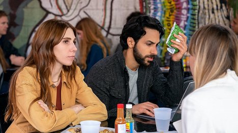 Zosia Mamet, Deniz Akdeniz - Letuška - Shledání v baru Blue Sincerely - Z filmu