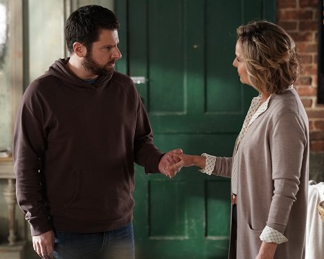 James Roday Rodriguez, Melora Hardin - A Million Little Things - Out of Hiding - Z filmu