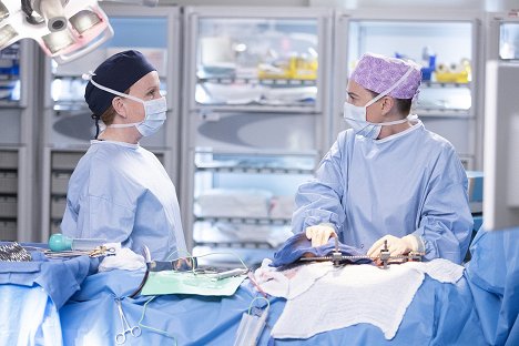 Kate Burton, Ellen Pompeo - Grey's Anatomy - Out for Blood - Photos