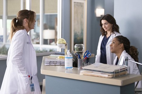 Ellen Pompeo, Caterina Scorsone, Kelly McCreary - Grey's Anatomy - Die jungen Ärzte - Gehen oder bleiben? - Filmfotos