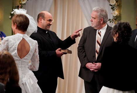 Ian Gomez, Jim O’Heir - Die Conners - A Judge and a Priest Walk into a Living Room... - Filmfotos