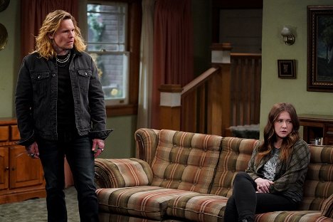 Tony Cavalero, Emma Kenney - The Conners - A Judge and a Priest Walk into a Living Room... - Film