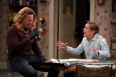 Tony Cavalero, Laurie Metcalf - The Conners - A Judge and a Priest Walk into a Living Room... - Z filmu