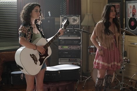 Abby Quinn, Alexxis Lemire - Torn Hearts - De la película