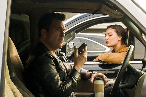 Dylan McDermott, Alexa Davalos - FBI: Most Wanted - A Man Without a Country - Van film