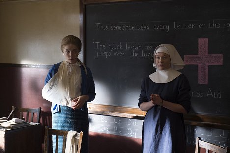 Hannah Morrish, Victoria Yeates - Call the Midwife - Episode 3 - Van film