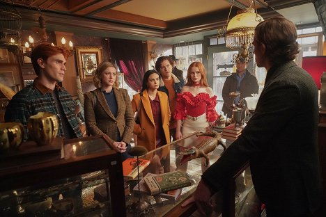 K.J. Apa, Lili Reinhart, Camila Mendes, Cole Sprouse, Madelaine Petsch - Riverdale - Chapter One Hundred and Eight: Ex-Libris - Filmfotók