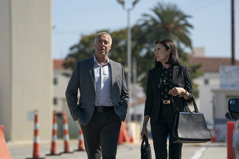 Titus Welliver, Mimi Rogers - Bosch: Legacy - Message in a Bottle - Photos