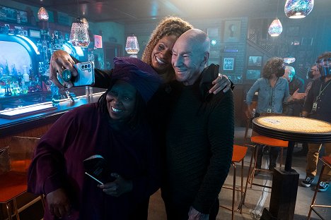 Whoopi Goldberg, Michelle Hurd, Patrick Stewart - Star Trek: Picard - Farewell - Van de set