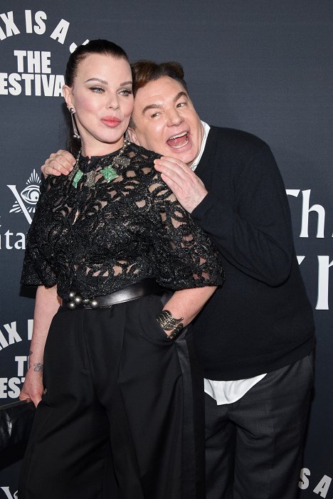 Pentaverate Premiere + After Party at The Hollywood Roosevelt on May 04, 2022 in Los Angeles, California - Debi Mazar, Mike Myers - The Pentaverate - Veranstaltungen