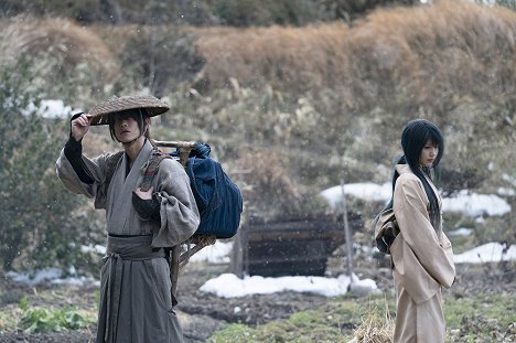 Takeru Satō, Kasumi Arimura - Rurouni Kenshin: The Beginning - Filmfotos