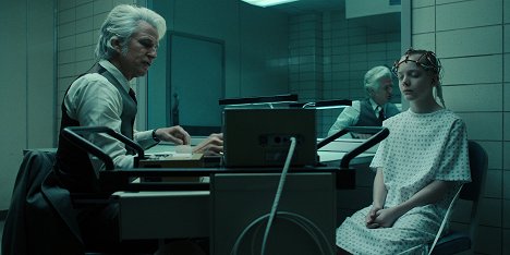 Matthew Modine, Christian Ganiere - Stranger Things - Ensimmäinen luku: Hornantuli-kerho - Kuvat elokuvasta