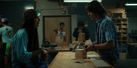 Eduardo Franco, Charlie Heaton - Stranger Things - Rozdział pierwszy: Klub Ognia Piekielnego - Z filmu