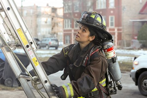 Miranda Ray Mayo - Chicago Fire - Der Fluch - Filmfotos