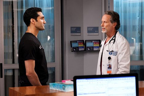 Dominic Rains, Steven Weber - Chicago Med - Change Is a Tough Pill to Swallow - Film