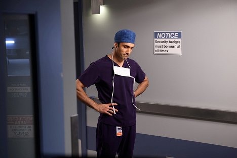 Dominic Rains - Chicago Med - Change Is a Tough Pill to Swallow - Filmfotók