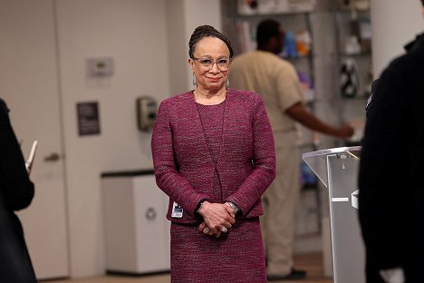 S. Epatha Merkerson - Chicago Med - Things Meant to Be Bent Not Broken - Photos