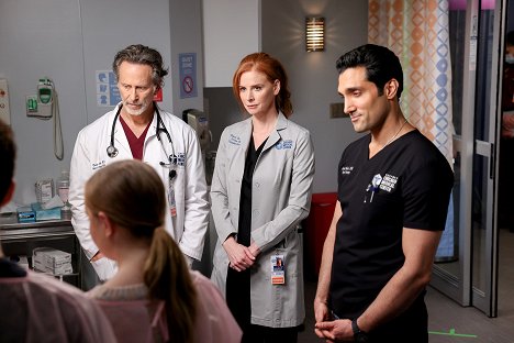 Steven Weber, Sarah Rafferty, Dominic Rains - Chicago Med - May Your Choices Reflect Hope, Not Fear - Photos