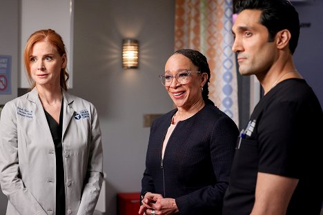 Sarah Rafferty, S. Epatha Merkerson, Dominic Rains - Chicago Med - May Your Choices Reflect Hope, Not Fear - Film
