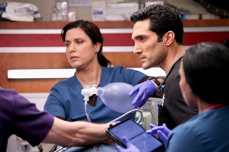 Lorena Diaz, Dominic Rains - Chicago Med - May Your Choices Reflect Hope, Not Fear - Van film