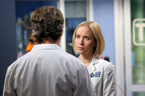 Jessy Schram - Chicago Med - Von Liebe und Freiheit - Filmfotos