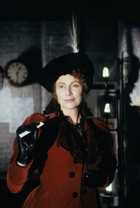 Joanna McCallum - Sherlock Holmes - Az aranyifjú - Filmfotók