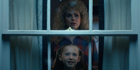 Cara Buono - Stranger Things - Chapter Nine: The Piggyback - Photos