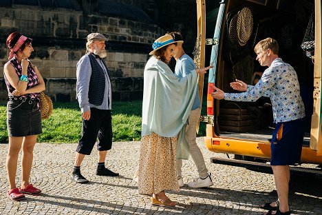 Simona Babčáková, Jaroslav Dušek, Eva Holubová, Matěj Hádek - Přání k narozeninám - Kuvat elokuvasta