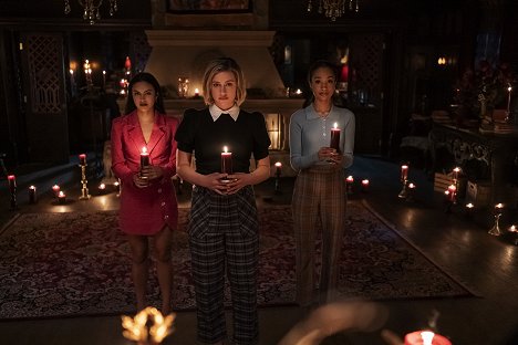 Camila Mendes, Lili Reinhart, Erinn Westbrook - Riverdale - Hoofdstuk 1 Hundred and Fourteen: "The Witches of Riverdale" - Van film