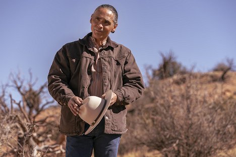 Zahn McClarnon - Dark Winds - Der Wind des Bösen - HózhóoNaasháa - Filmfotos