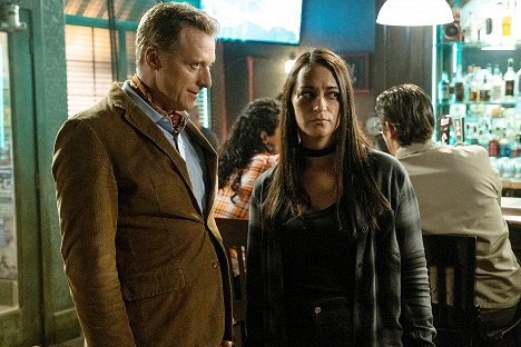 Alan Tudyk - Resident Alien - Girls' Night - Filmfotos