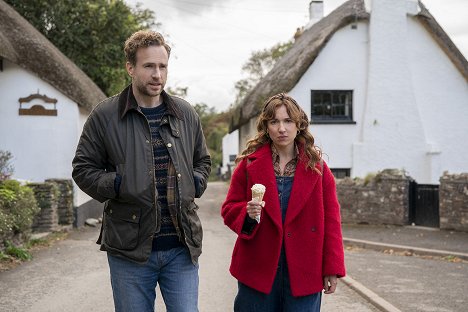 Rafe Spall, Esther Smith - Trying - Big Heads - Filmfotos