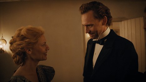 Claire Danes, Tom Hiddleston - The Essex Serpent - Everything Is Blue - Photos