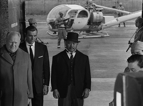 Gert Fröbe, Sean Connery, Harold Sakata - Goldfinger - Photos