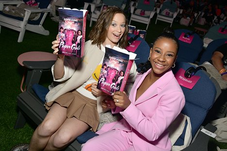 "Paper Girls" Special Fan Screening At SDCC at the Manchester Grand Hyatt on July 22, 2022 in San Diego, California - Sofia Rosinsky, Camryn Jones - Holky od novin - Série 1 - Z akcí