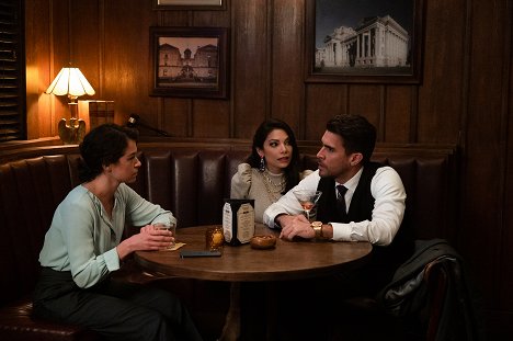 Tatiana Maslany, Ginger Gonzaga, Josh Segarra - She-Hulk: Attorney at Law - Van film
