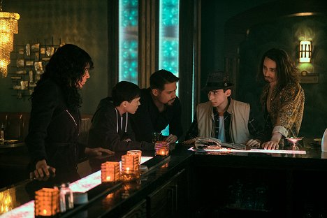 Emmy Raver-Lampman, Elliot Page, David Castañeda Jr., Aidan Gallagher, Robert Sheehan - The Umbrella Academy - Das größte Garnknäuel der Welt - Filmfotos